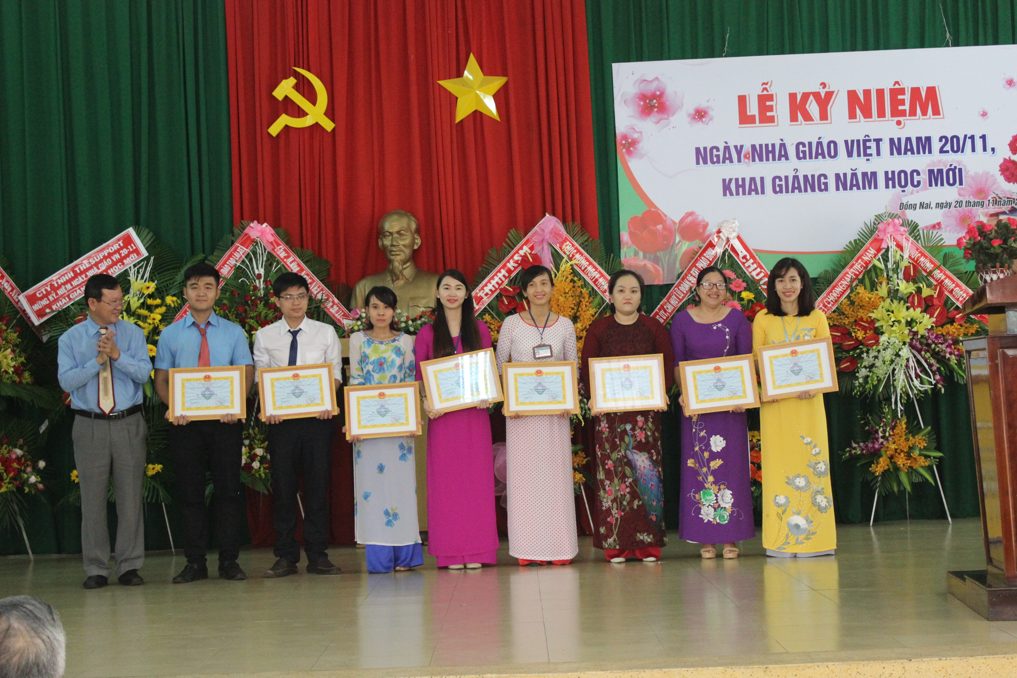 Hiệu Trưởng tặng giấy khen cho GV đạt giải  trong Hội giảng cấp Trường (20/11/2017)